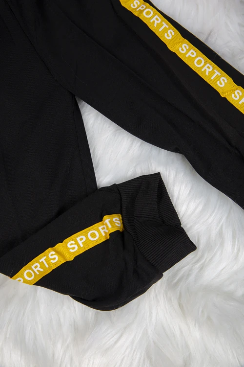 طقم ولادي رياضي قطعتين تي شيرت لون أصفر برسومات من الأمام و بنطلون أسود بمطاط من الخصر