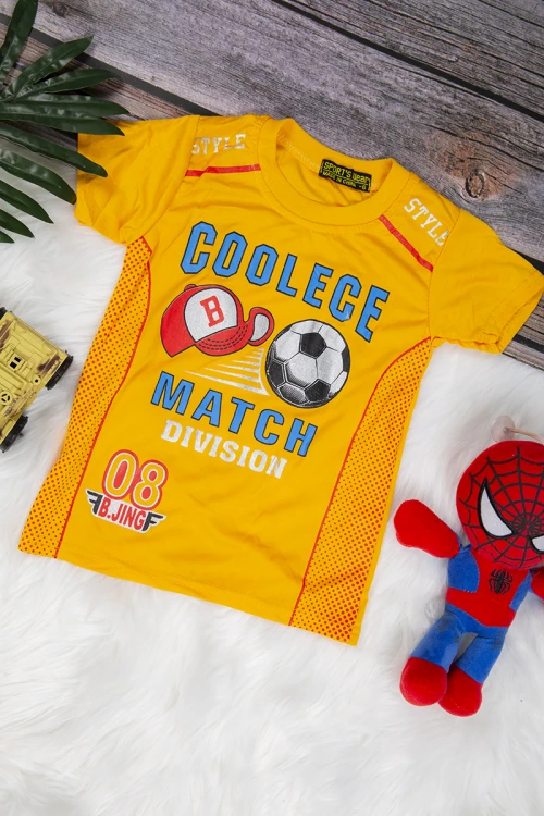 طقم ولادي رياضي قطعتين تي شيرت لون أصفر برسومات من الأمام و بنطلون أسود بمطاط من الخصر