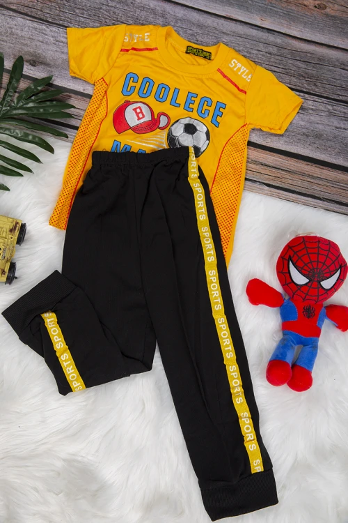 طقم ولادي رياضي قطعتين تي شيرت لون أصفر برسومات من الأمام و بنطلون أسود بمطاط من الخصر