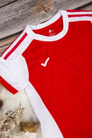 تي شيرت ولادي رياضي أنيق لون أحمر و أبيض بشعار من الأمام 