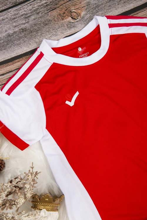 تي شيرت ولادي رياضي أنيق لون أحمر و أبيض بشعار من الأمام