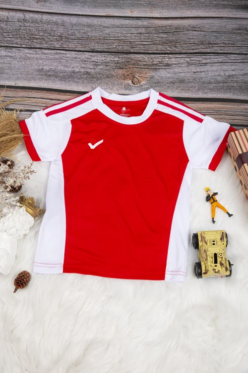 تي شيرت ولادي رياضي أنيق لون أحمر و أبيض بشعار من الأمام