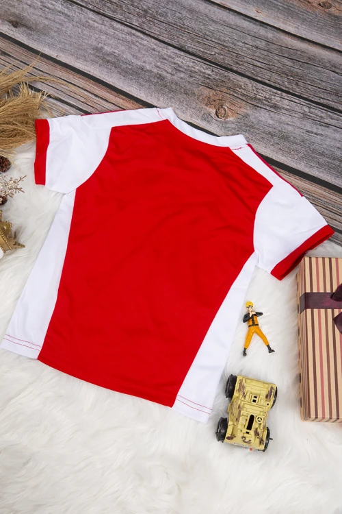 تي شيرت ولادي رياضي أنيق لون أحمر و أبيض بشعار من الأمام