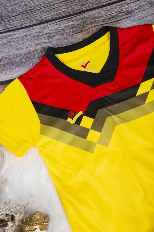 تي شيرت ولادي رياضي أنيق لون أصفر بخطوط باللون الأحمر و الأسود وشعار من الأمام