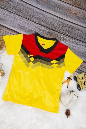تي شيرت ولادي رياضي أنيق لون أصفر بخطوط باللون الأحمر و الأسود وشعار من الأمام