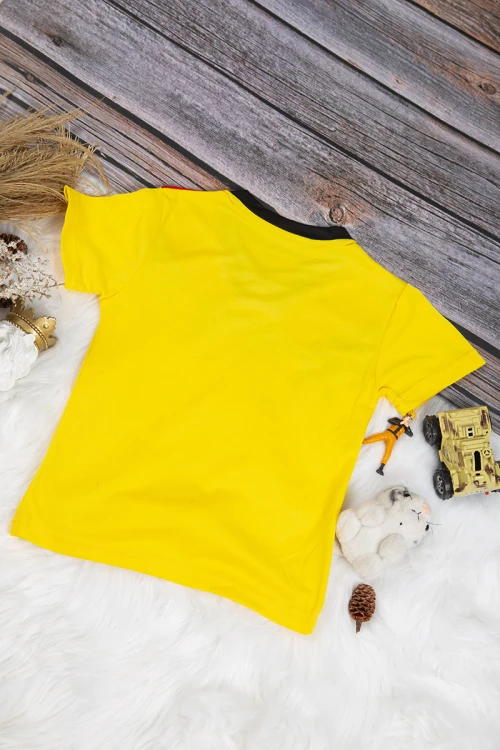 تي شيرت ولادي رياضي أنيق لون أصفر بخطوط باللون الأحمر و الأسود وشعار من الأمام