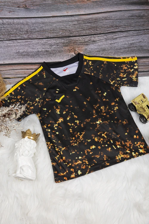 تي شيرت ولادي رياضي اتحادي أنيق لون أسود وأصفر وشعار من الأمام