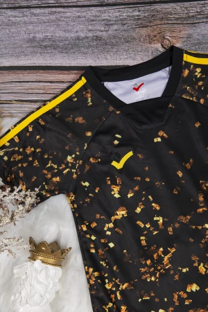 تي شيرت ولادي رياضي اتحادي أنيق لون أسود وأصفر وشعار من الأمام 