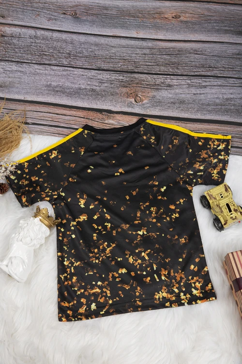 تي شيرت ولادي رياضي اتحادي أنيق لون أسود وأصفر وشعار من الأمام