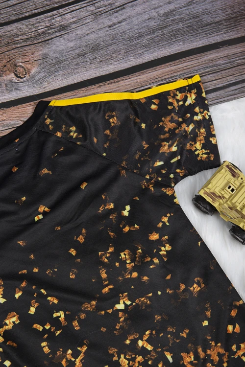 تي شيرت ولادي رياضي اتحادي أنيق لون أسود وأصفر وشعار من الأمام