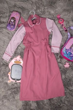 مريول بناتي مدرسي لون وردي مع قميص قطعة سحاب أمامي و فيونكات و زم من الجوانب