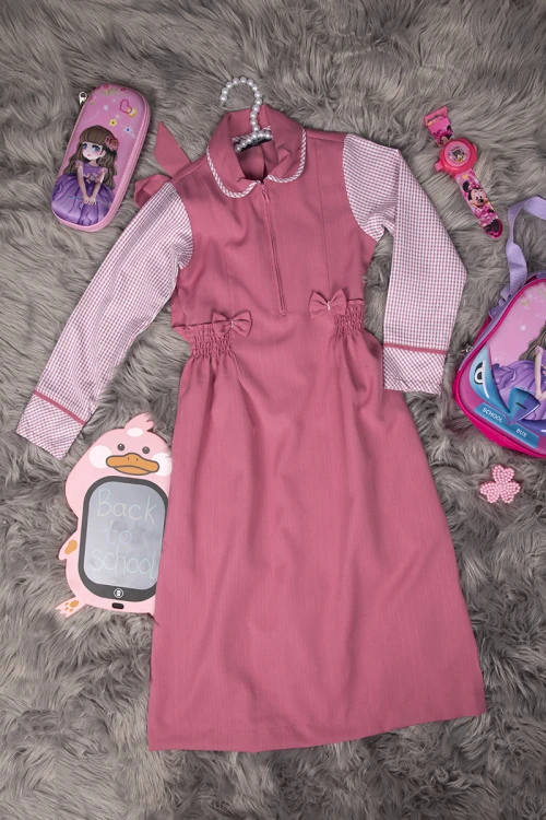 مريول بناتي مدرسي لون وردي مع قميص قطعة سحاب أمامي و فيونكات و زم من الجوانب