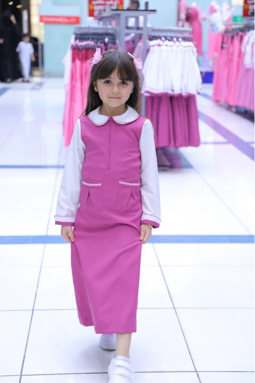 مريول بناتي مدرسي لون وردي مع قميص أبيض قطعة واحدة بسحاب أمامي و جيوب أمامية