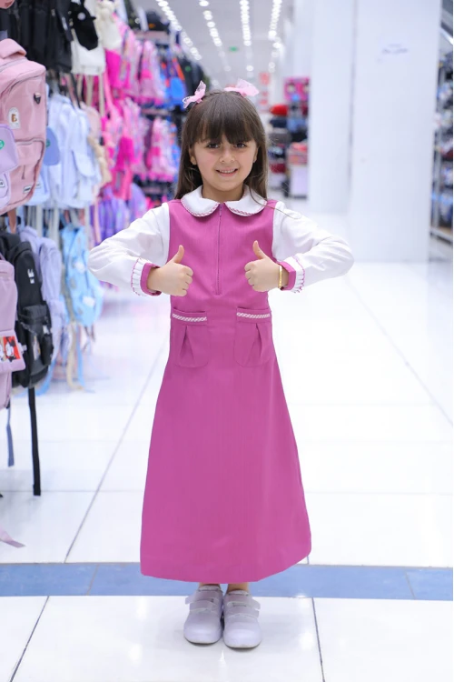 مريول بناتي مدرسي لون وردي مع قميص أبيض قطعة واحدة بسحاب أمامي و جيوب أمامية