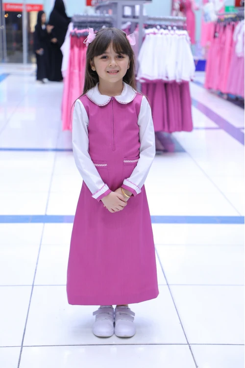 مريول بناتي مدرسي لون وردي مع قميص أبيض قطعة واحدة بسحاب أمامي و جيوب أمامية