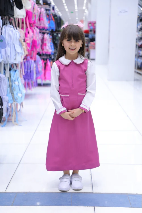 مريول بناتي مدرسي لون وردي مع قميص أبيض قطعة واحدة بسحاب أمامي و جيوب أمامية