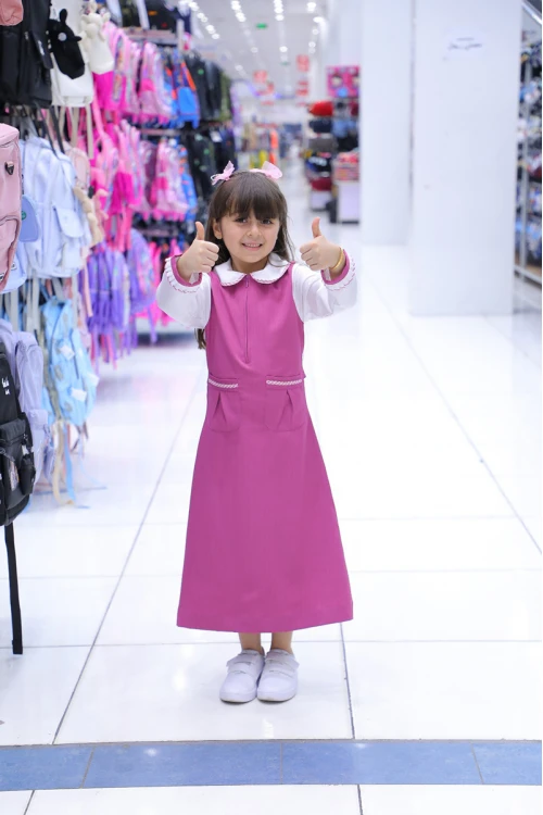 مريول بناتي مدرسي لون وردي مع قميص أبيض قطعة واحدة بسحاب أمامي و جيوب أمامية