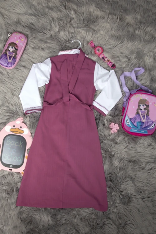 مريول بناتي مدرسي لون وردي مع قميص أبيض قطعة واحدة بسحاب أمامي و جيوب أمامية