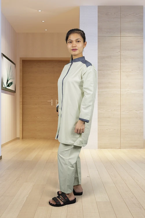 زي عاملات يتميز بسحاب واكمام طويلة مع جيوب أمامية