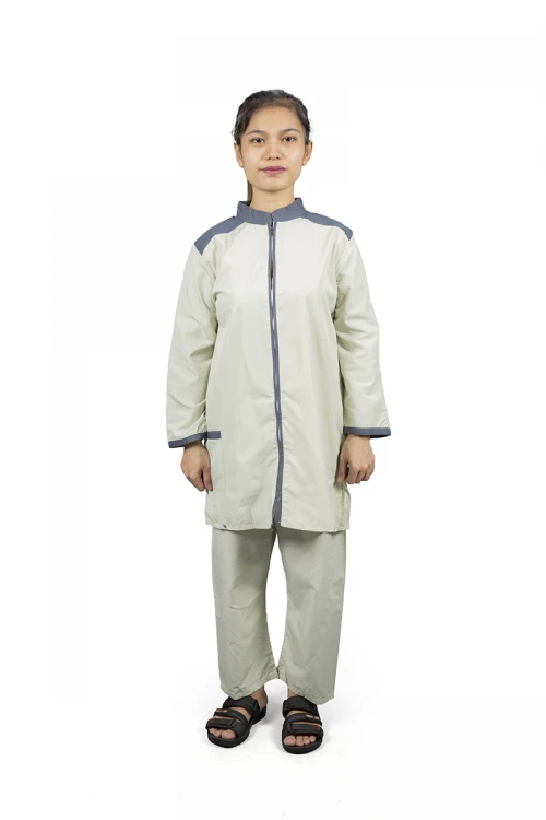 زي عاملات يتميز بسحاب واكمام طويلة مع جيوب أمامية