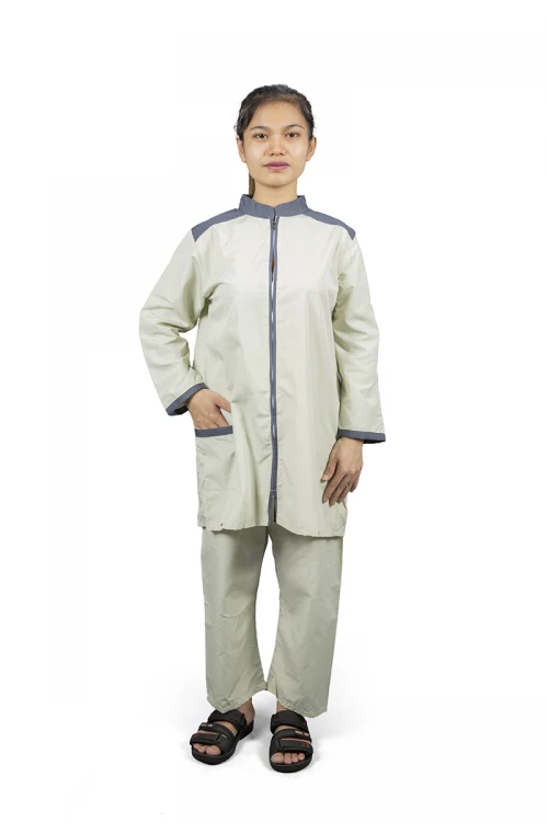 زي عاملات يتميز بسحاب واكمام طويلة مع جيوب أمامية