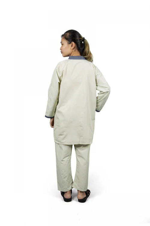 زي عاملات يتميز بسحاب واكمام طويلة مع جيوب أمامية