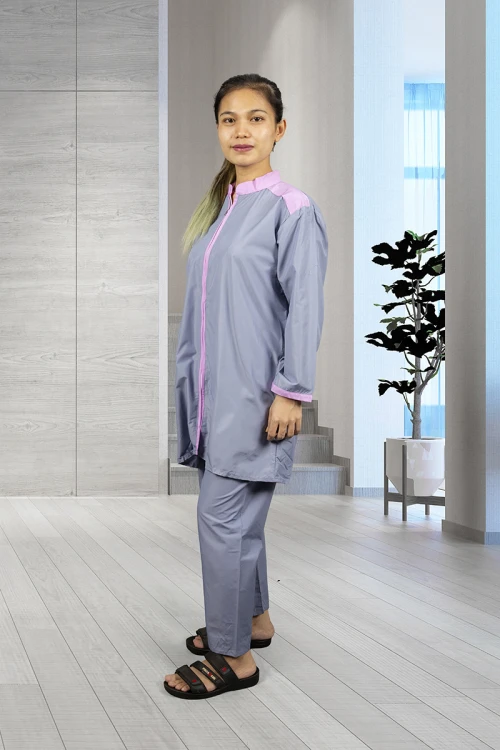 زي عاملات يتميز بسحاب واكمام طويلة مع جيوب أمامية