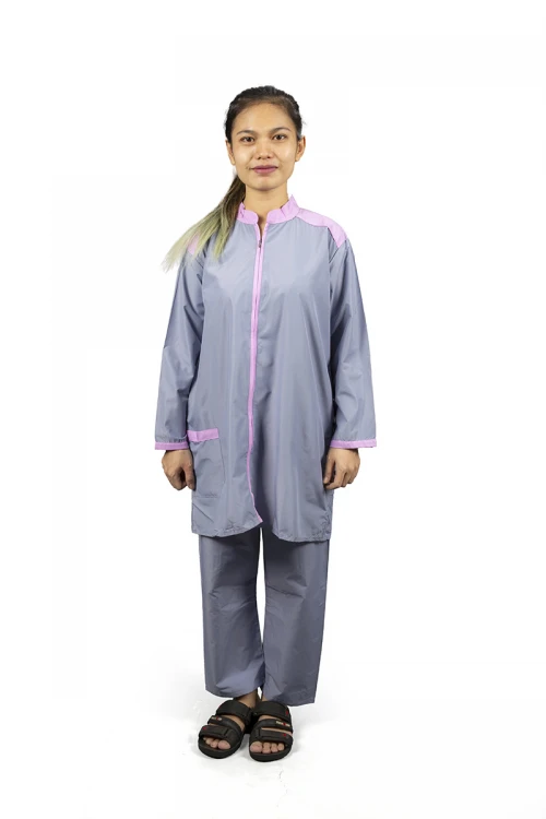 زي عاملات يتميز بسحاب واكمام طويلة مع جيوب أمامية