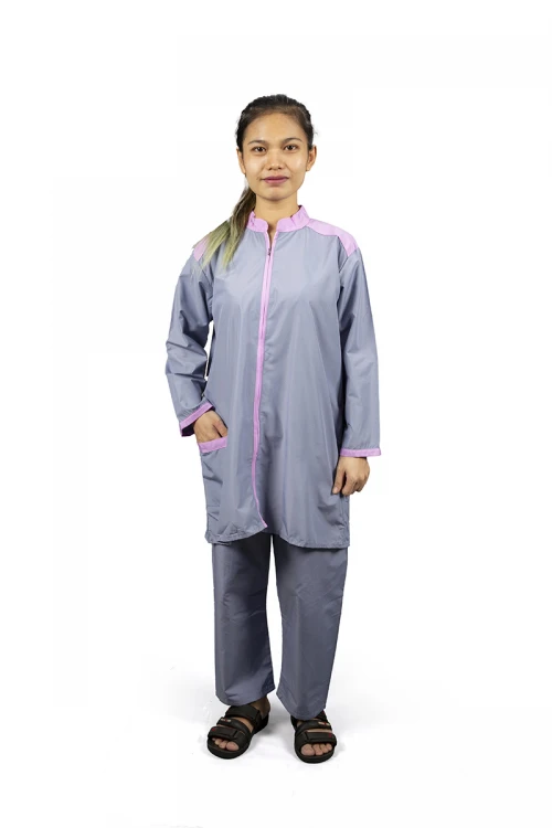 زي عاملات يتميز بسحاب واكمام طويلة مع جيوب أمامية