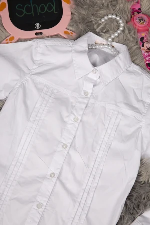 قميص مدرسي لون أبيض بأزرار و كسرات من الأمام