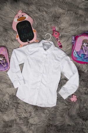 قميص مدرسي لون أبيض بأزرار و كسرات من الأمام