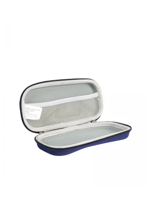 مقلمة مدرسية لون أزرق عليها كتابة الشعار باللون الأبيض