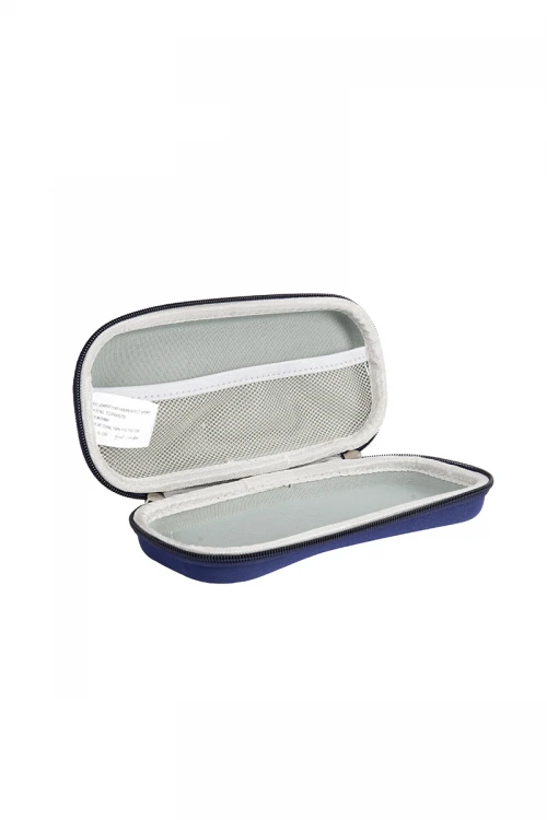 مقلمة مدرسية لون أزرق عليها كتابة الشعار باللون الأبيض