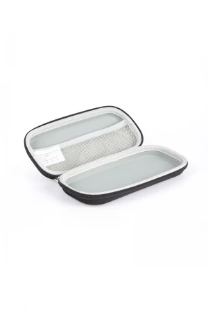 مقلمة مدرسية لون أسود عليها كتابة الشعار باللون الأبيض