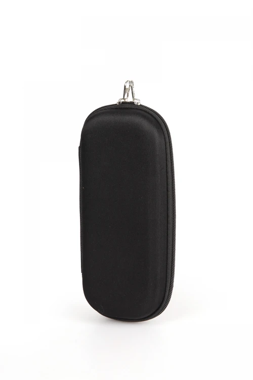 مقلمة مدرسية لون أسود عليها كتابة الشعار باللون الأبيض