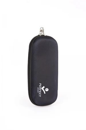 مقلمة مدرسية لون أسود عليها كتابة الشعار باللون الأبيض