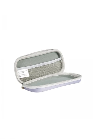 مقلمة مدرسية لون رمادي عليها كتابة الشعار باللون الأسود