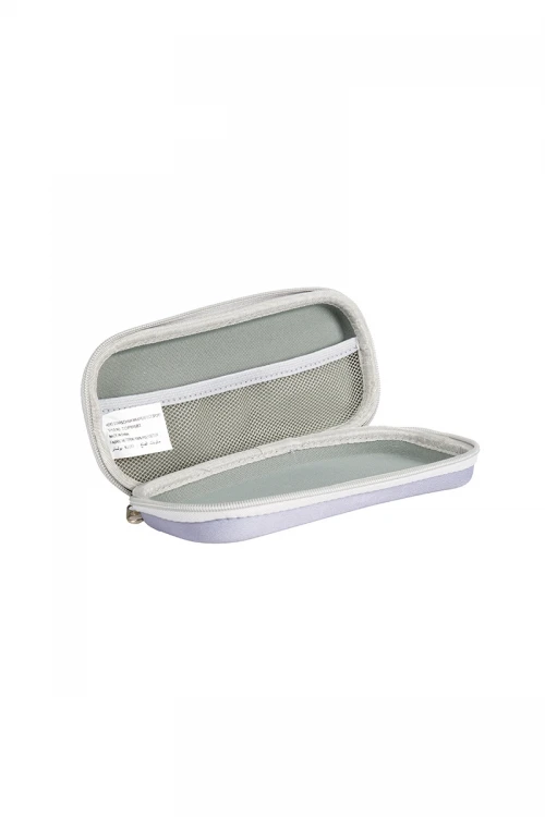 مقلمة مدرسية لون رمادي عليها كتابة الشعار باللون الأسود