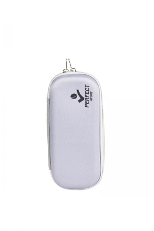 مقلمة مدرسية لون رمادي عليها كتابة الشعار باللون الأسود