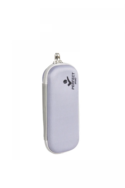 مقلمة مدرسية لون رمادي عليها كتابة الشعار باللون الأسود