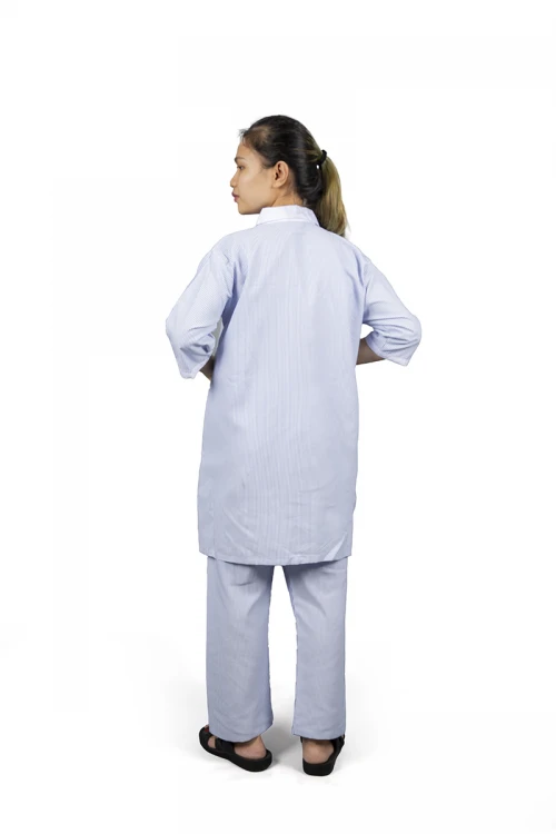 زي عاملة قطعتين قماش مقلم بأطراف باللون الأبيض أكمام قصيرة وياقة بسحاب وجيوب من الأمام