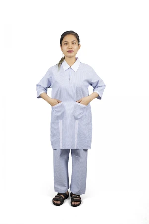 زي عاملة قطعتين قماش مقلم بأطراف باللون الأبيض أكمام قصيرة وياقة بسحاب وجيوب من الأمام 