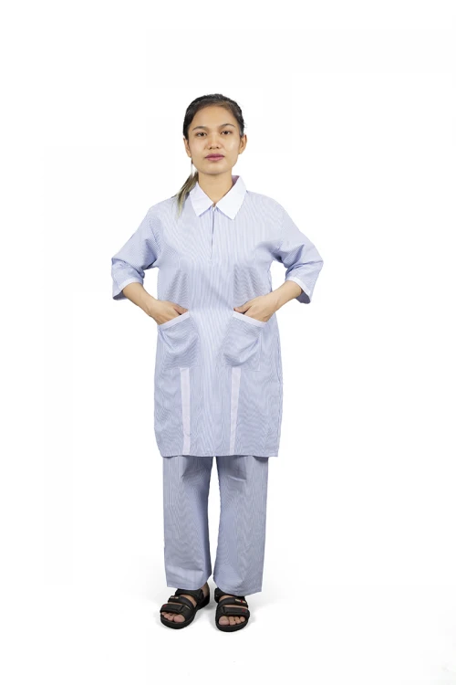 زي عاملة قطعتين قماش مقلم بأطراف باللون الأبيض أكمام قصيرة وياقة بسحاب وجيوب من الأمام