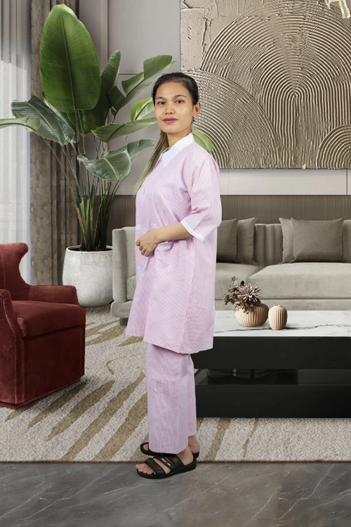 زي عاملة قطعتين قماش مقلم بأطراف باللون الأبيض أكمام قصيرة وياقة بسحاب وجيوب من الأمام