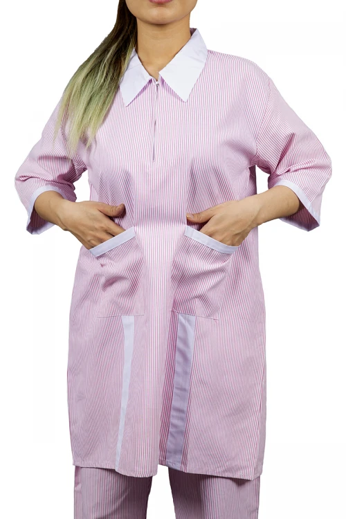 زي عاملة قطعتين قماش مقلم بأطراف باللون الأبيض أكمام قصيرة وياقة بسحاب وجيوب من الأمام