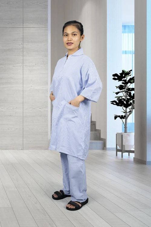 زي عاملة قطعتين قماش مقلم  أكمام قصيرة و ياقة بسحاب وجيوب من الأمام 