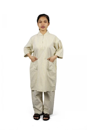 زي عاملة قطعتين قماش مقلم  أكمام قصيرة و ياقة بسحاب وجيوب من الأمام 