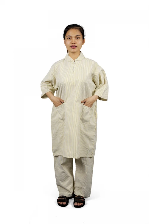 زي عاملة قطعتين قماش مقلم  أكمام قصيرة و ياقة بسحاب وجيوب من الأمام 