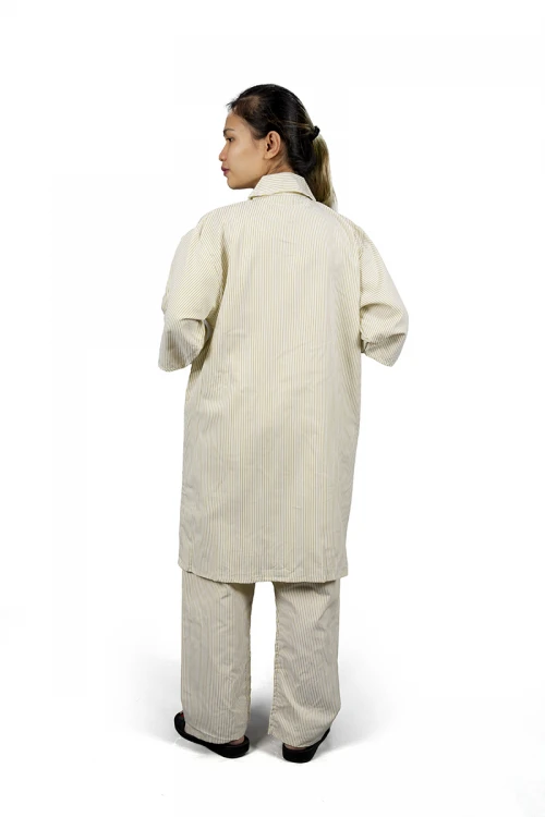 زي عاملة قطعتين قماش مقلم  أكمام قصيرة و ياقة بسحاب وجيوب من الأمام 