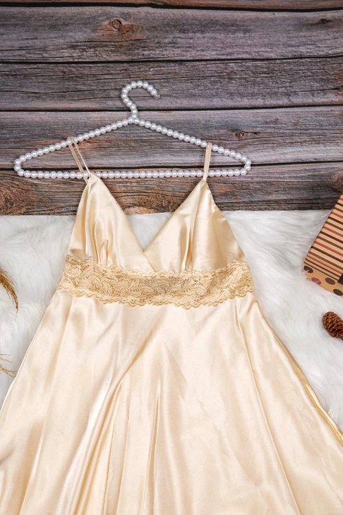 قميص نوم لانجري نسائي قصير قطعتين قماش ساتان مع دانتيل من الصدر